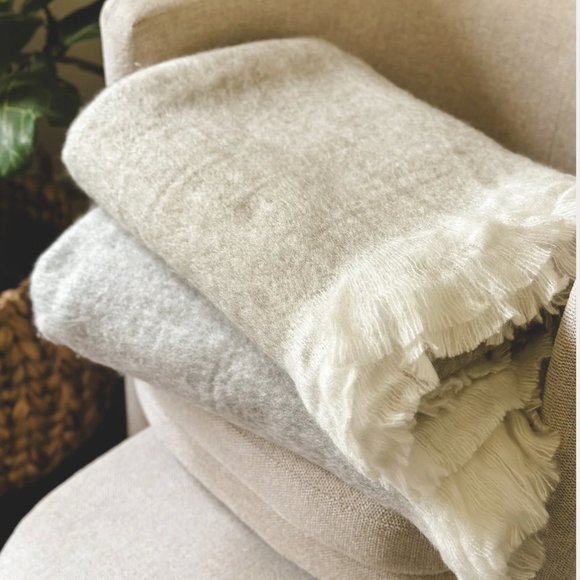 NWT Soft Fringe Knit Throw in Pebble - Picture 1 of 4